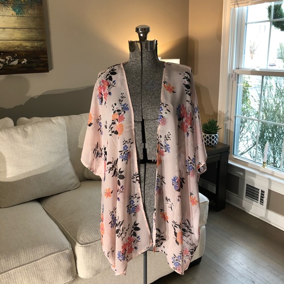 Tops - NWT FLORAL KIMONO